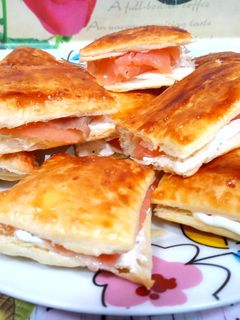 Una foto de Hojaldritos de queso y salmón