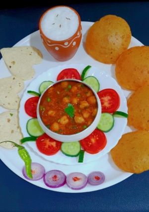છોલે વીથ મસાલા પૂરી (Chhole With Masala Poori Recipe In Gujarati) રેસીપી મુખ્ય ફોટો