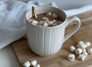 Una foto de Chocolate caliente con leche de coco (con inulina y stevia)