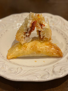 Una foto de Empanadas de guayaba y queso