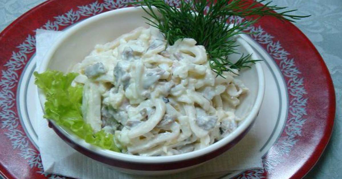 Салат с солеными кальмарами. Салат с кальмарами и чесноком. Салат с кальмарами и жареным луком. Салат с кальмарами и яйцом и луком. Салат из кальмаров с грибами.