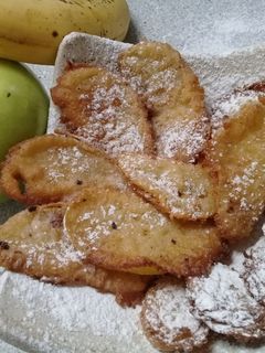 Una foto de Buñuelos de manzana y banana 🍏🍌| Fácil y rápido | Paso a paso 🔥🌈