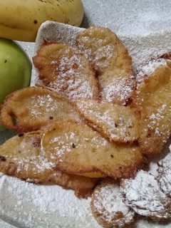 Una foto de Buñuelos de manzana y banana 🍏🍌| Fácil y rápido | Paso a paso 🔥🌈