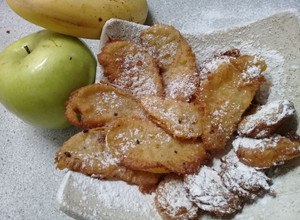 Una foto de Buñuelos de manzana y banana 🍏🍌| Fácil y rápido | Paso a paso 🔥🌈