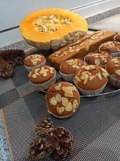 Una foto de Magdalenas de yogurt griego, calabaza y chocolate blanco 🎃 🍫