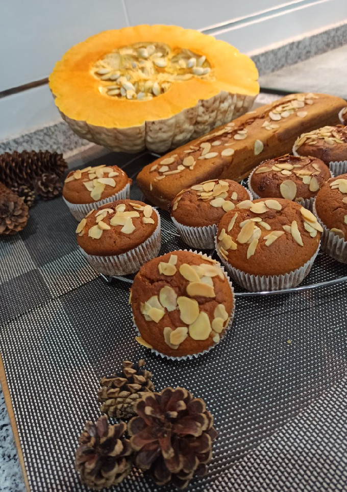 Una foto de Magdalenas de yogurt griego, calabaza y chocolate blanco 🎃 🍫