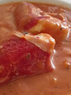 Una foto de Pimientos del piquillo en salsa de bechamel roja