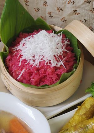 Hình của món Xôi hồng tím từ thanh long đỏ.