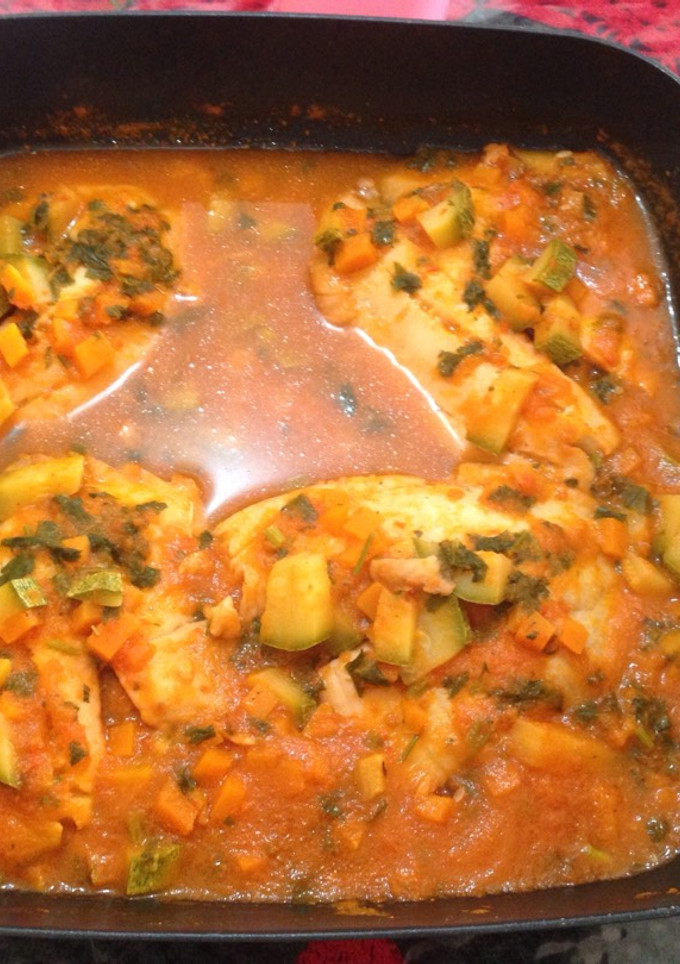 Una foto de Filete de pescado con verduras