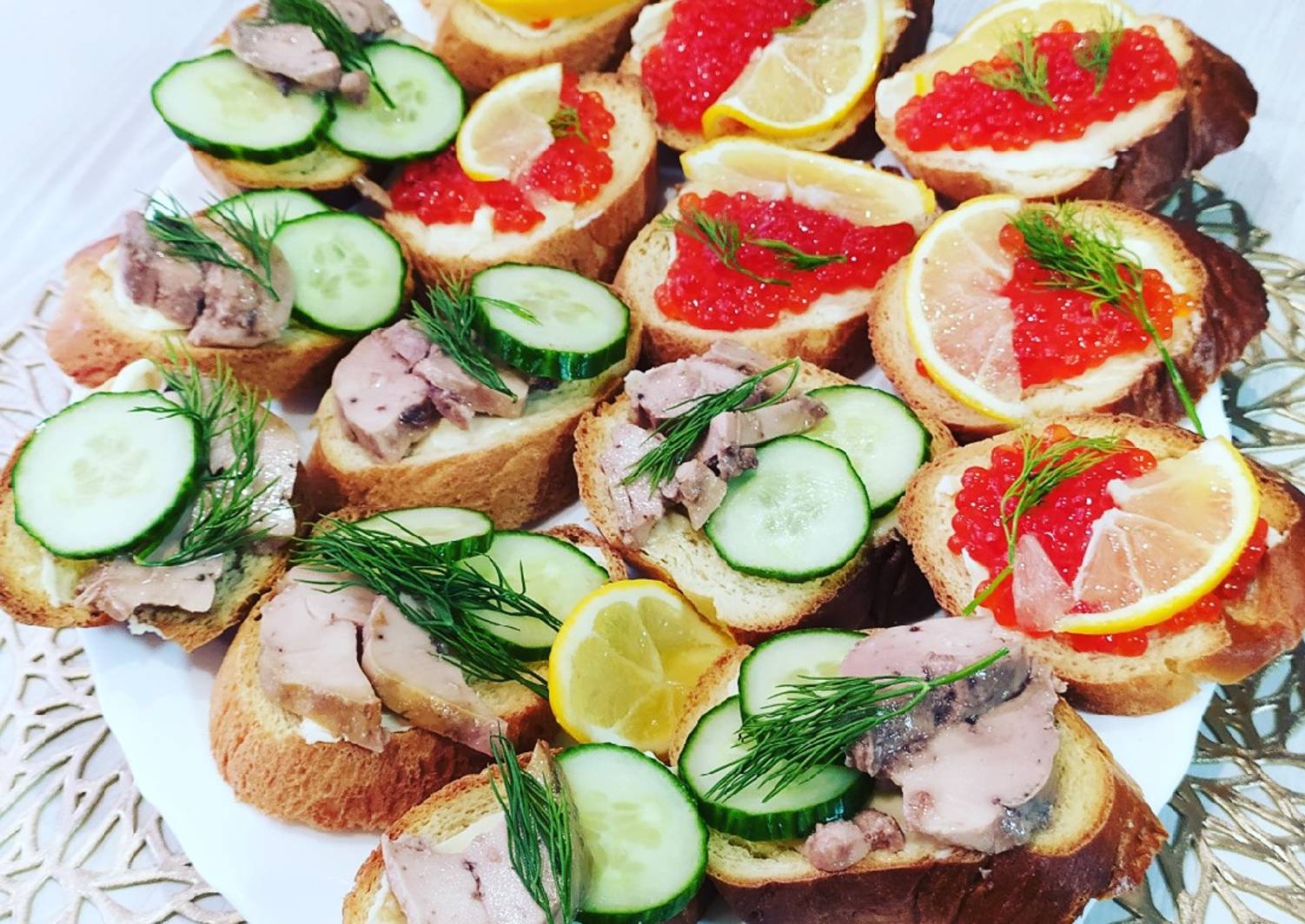 Кухня наизнанку праздничный стол. Бутерброд с паштетом вид сверху. Бутерброд с сыром и огурцом. Кухня наизнанку праздничный стол. Салаты на праздничный стол с лавашом.