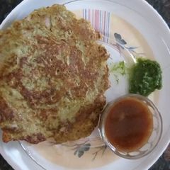 A picture of Chilka Moong dal Chilla with chutney.