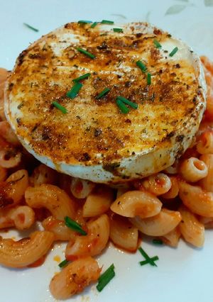 Tejszínes paradicsomban főtt tészta grillezett camembert-rel recept fotója