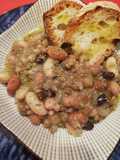 Zuppa di legumi e cereali concrostoni di pane e olio evo