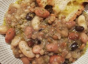 Foto di Zuppa di legumi e cereali concrostoni di pane e olio evo