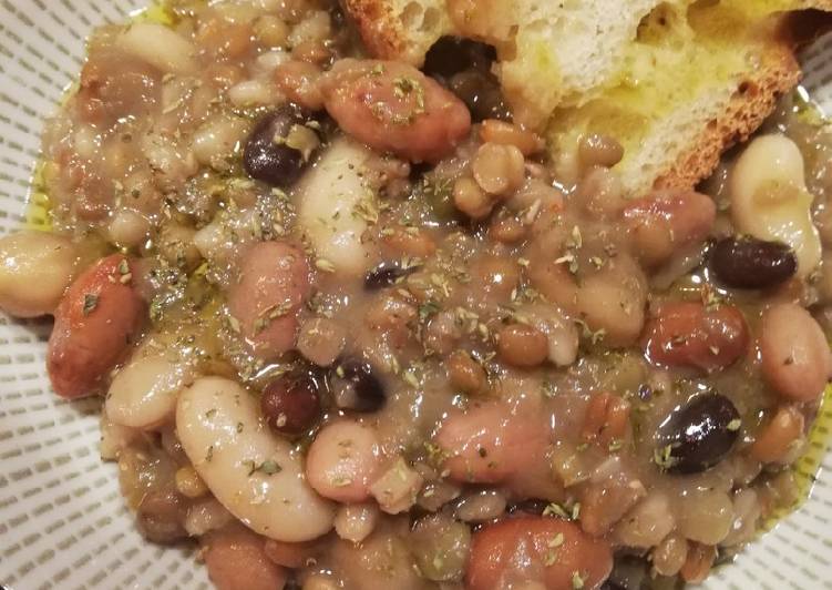 Simple Way to Prepare Quick Zuppa di legumi e cereali concrostoni di pane e olio evo