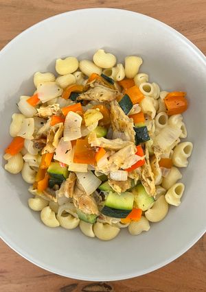 Una foto de 🥒 Pasta con verduras y heura 🫘
