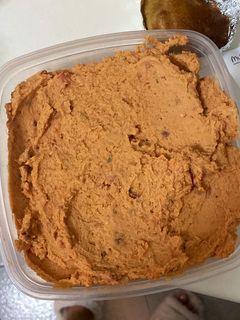 Una foto de Hummus con tomate seco