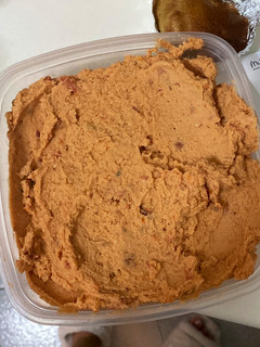 Una foto de Hummus con tomate seco