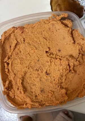 Una foto de Hummus con tomate seco