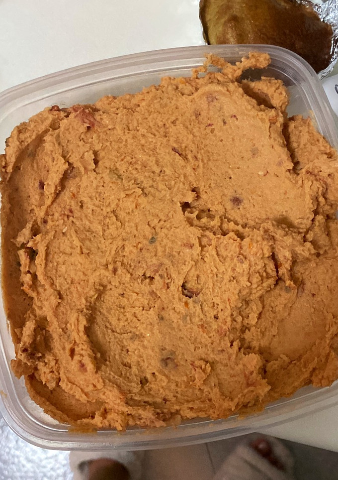 Una foto de Hummus con tomate seco