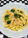 Fusilli Caramelizado con Atún Brocolí