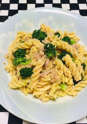 Una foto de Fusilli Caramelizado con Atún Brocolí