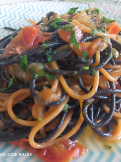 Una foto de Mezclum de spaghetti con alcachofas y tomate 🍅