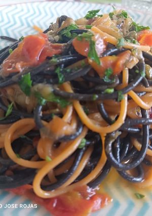 Una foto de Mezclum de spaghetti con alcachofas y tomate 🍅