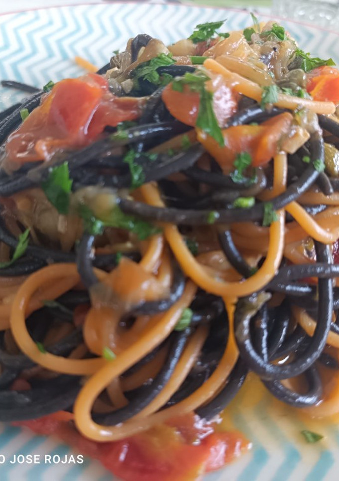 Una foto de Mezclum de spaghetti con alcachofas y tomate 🍅