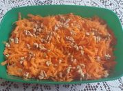 Una foto de ensalada de elotes con zanahoria