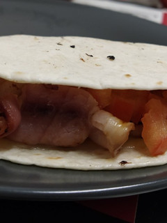 Una foto de 🌮 Quesadilla de bacon y tomate