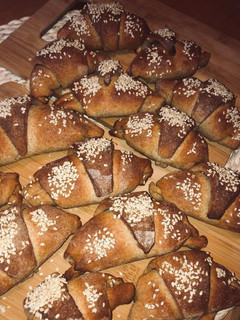 Teljes kiőrlésű sonkás-sajtos kiflik recept fotója