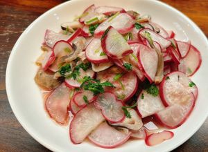 Hình của món Củ cải đỏ xào nấm rơm.