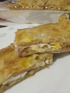 Una foto de Empanada o tarta de jamón y queso especial