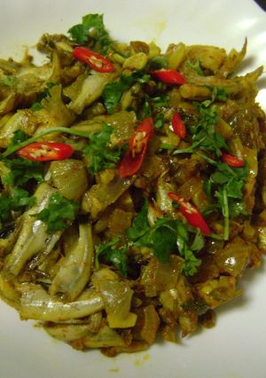 A picture of Moruka Maacher Paturi (Anchovies cooked in Banana Leaf - bengali Style).