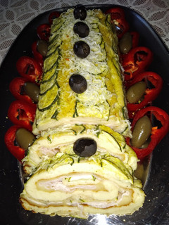 Sonkás-sajtos, cukkinis rolád recept fotója