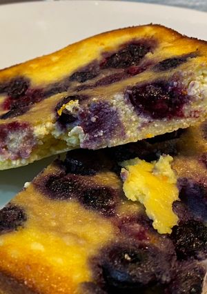Una foto de Cuadraditos proteicos de ricota y frutos rojos