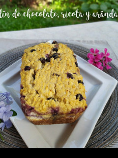 Una foto de Budín de chocolate, ricota y arándanos