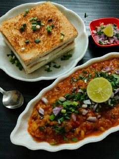 મુંબઈ સ્ટાઈલ ભાજીપાવ (Mumbai Style Bhaji pav Recipe in Gujarati) રેસીપી મુખ્ય ફોટો