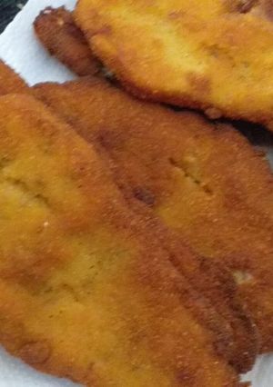 Una foto de Milanesas de merluza con ensalada de tomate y cebolla