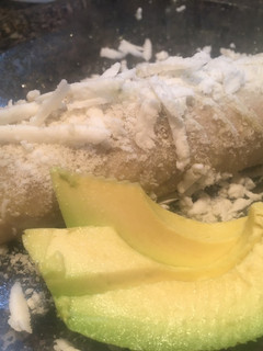 Una foto de Enchiladas de pollo 🍽 😋