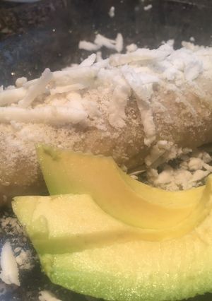 Una foto de Enchiladas de pollo 🍽 😋