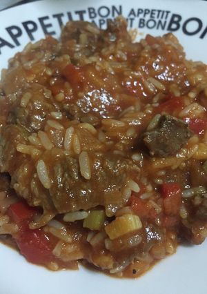 Una foto de Guiso de arroz 🍚 y carne 🍖