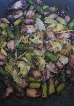 Una foto de Sartén de chipirones con espárragos trigueros