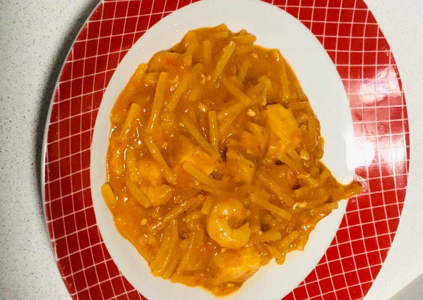 Fideuá con gambas y pez espada