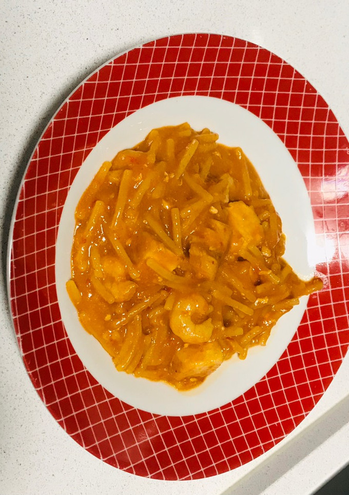 Una foto de Fideuá con gambas y pez espada