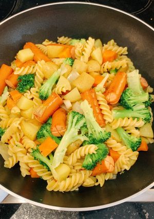 清炒法蘭克福香腸佐時蔬義大利麵 的食譜成品照片