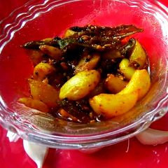 A picture of Instant garlic pickle.