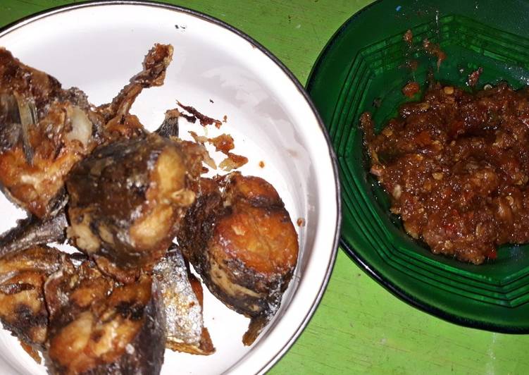 Bagaimana Menyiapkan Sambel ala mak beng dan ikan goreng, Lezat Sekali