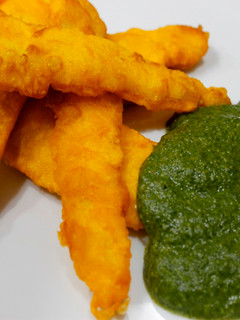 Una foto de Pescado con salsa de espinacas